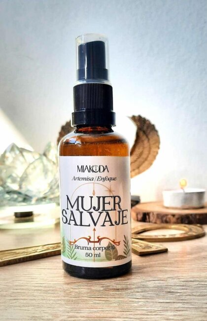 Bruma de color ámbar con las bondades de la aromaterapia con lemongrass, llamada Mujer Salvaje