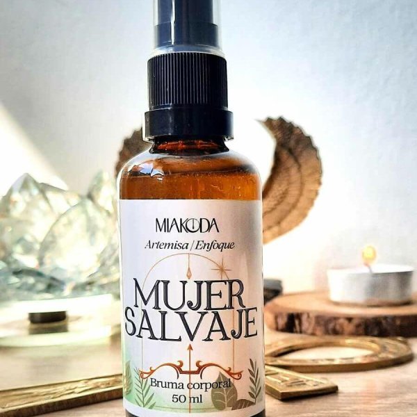 Bruma de color ámbar con las bondades de la aromaterapia con lemongrass, llamada Mujer Salvaje