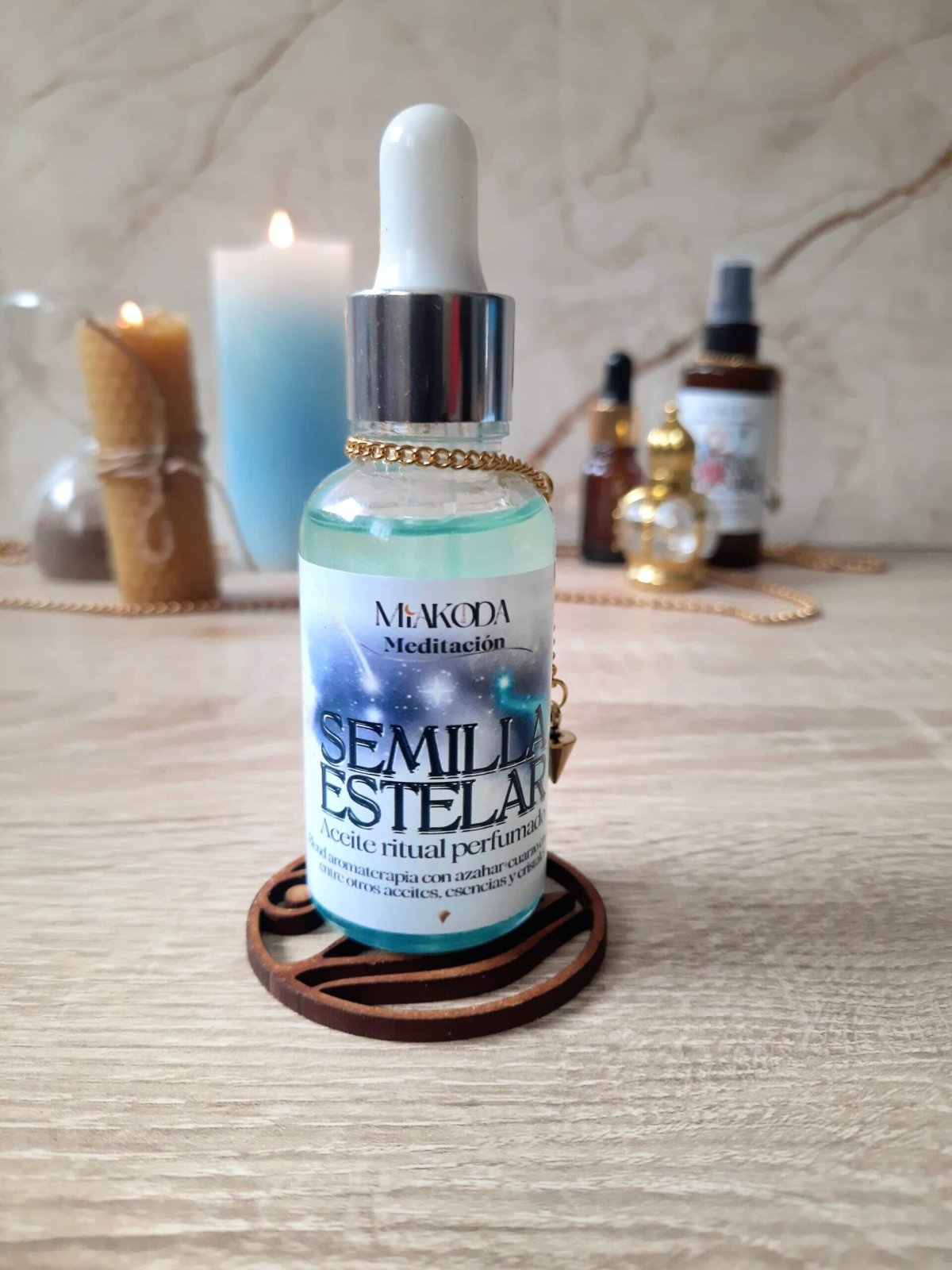 Un frasco de aceite de semilla estelar, con aroma a azahar, ideal para meditar