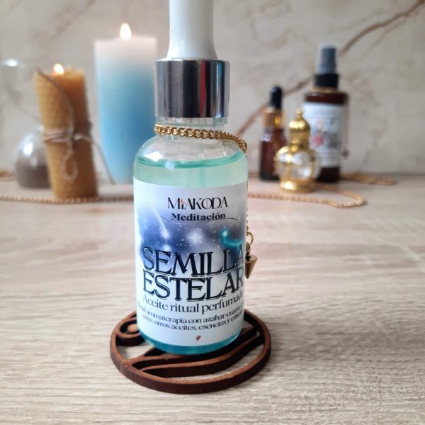 Un frasco de aceite de semilla estelar, con aroma a azahar, ideal para meditar