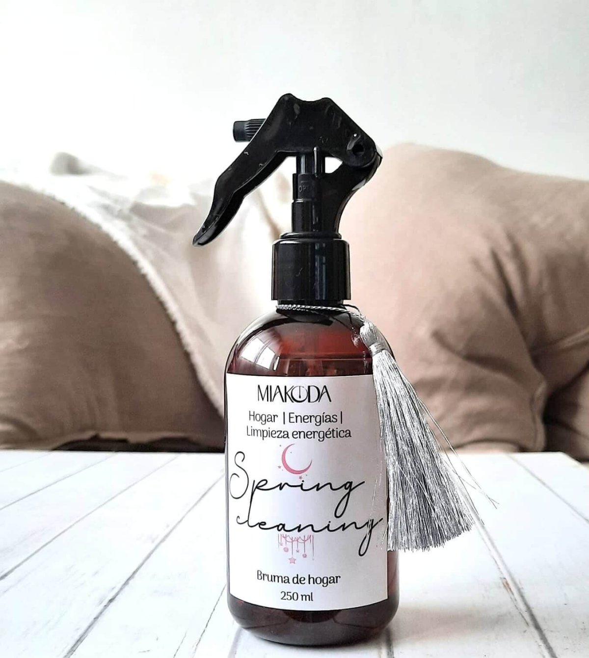 bruma de hogar para limpieza energética, llamando Spring Cleaning