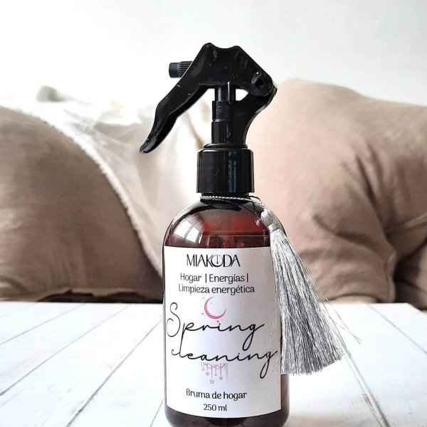 bruma de hogar para limpieza energética, llamando Spring Cleaning