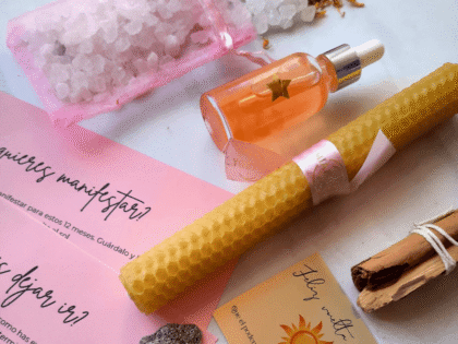 Diversos productos mágicos y esotéricos en este kit cumpleaños vuelta al sol, entre velas de miel, aceites, sahumos, todo para celebrar el retorno solar