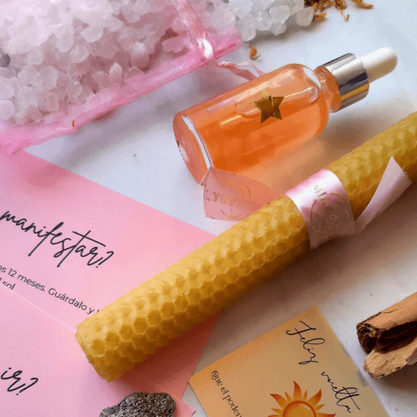 Diversos productos mágicos y esotéricos en este kit cumpleaños vuelta al sol, entre velas de miel, aceites, sahumos, todo para celebrar el retorno solar
