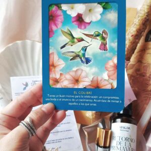 Carta de tarot con mensaje positivo y un dibujo de tres colibries