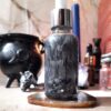 un aceite de color oscuro con brillos, que puedes encontrar en puntos de venta Miakoda