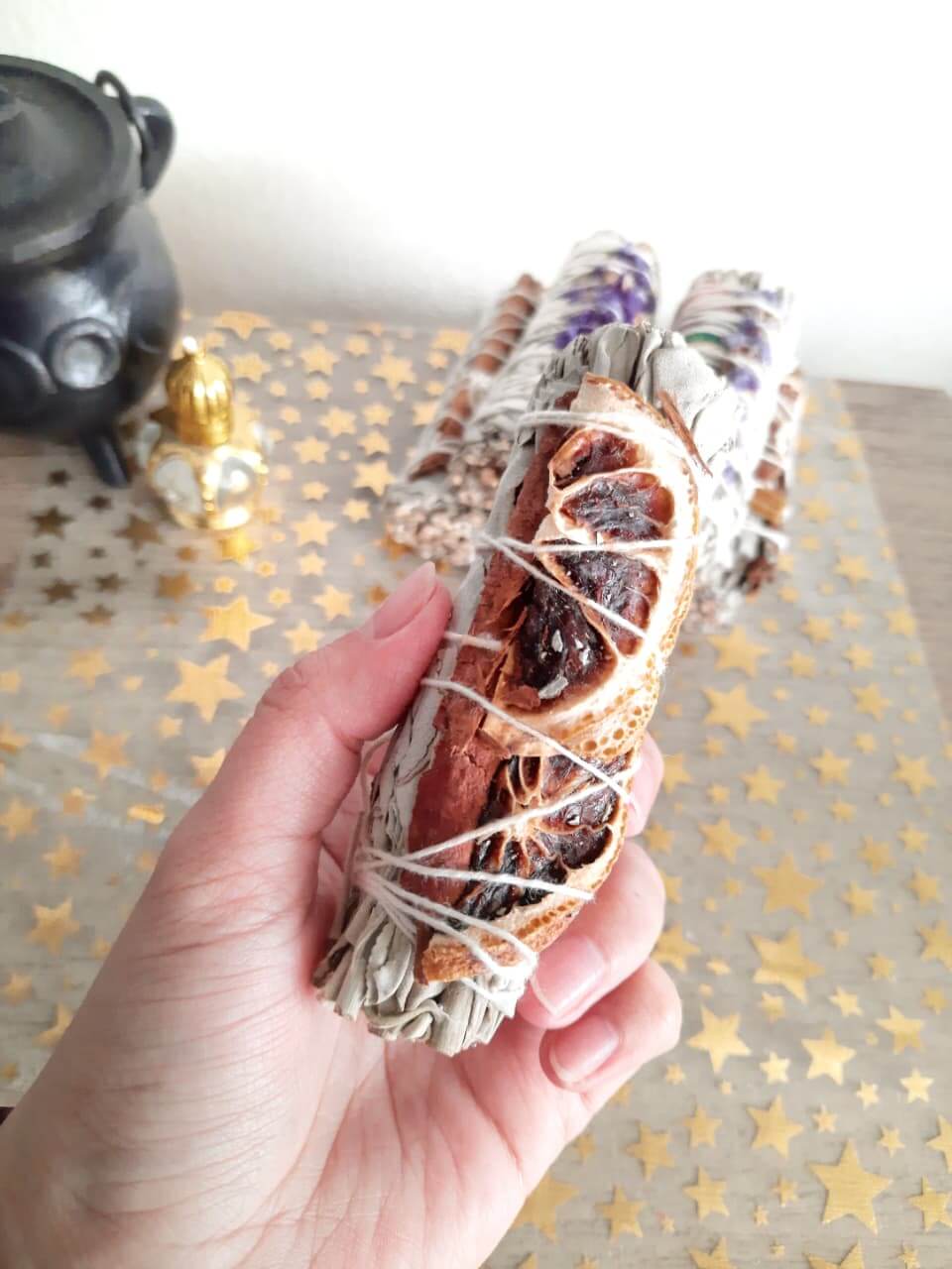 Salvia blanca con naranja y canela