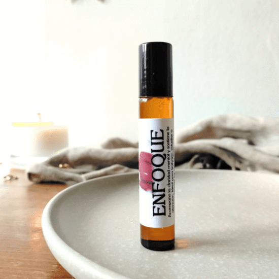Roll-on de aceite esencial 'ENFOQUE' Miakoda sobre plato de cerámica, diseñado para facilitar la concentración y el trabajo