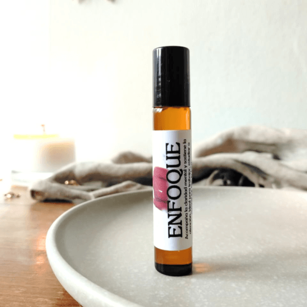 Roll-on de aceite esencial 'ENFOQUE' Miakoda sobre plato de cerámica, diseñado para facilitar la concentración y el trabajo
